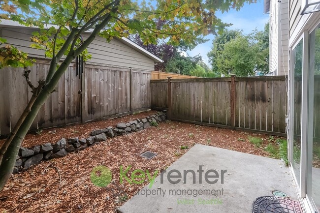 Building Photo - 3-Bedroom Beauty with Fenced Yard and Flex...