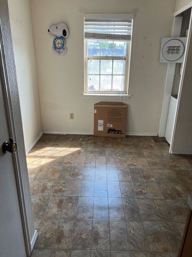 Building Photo - Great 2 Bedroom Condo !