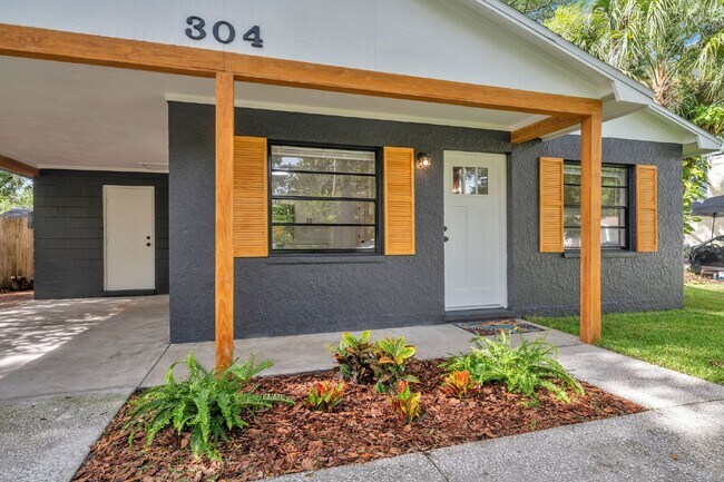 Building Photo - BEAUTIFULLY RENOVATED 2 BEDROOM, 1 BATH HO...