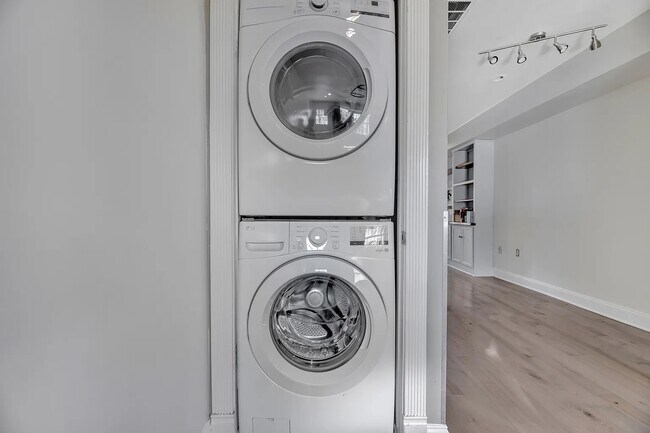 Building Photo - 639 20th St NE