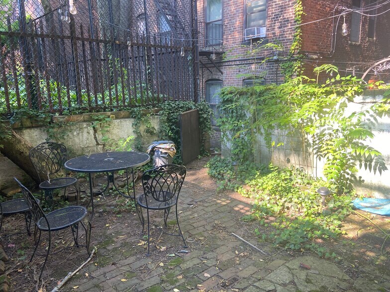 Patio is yours for planting, barbeque or just relax - 17 Phillips St
