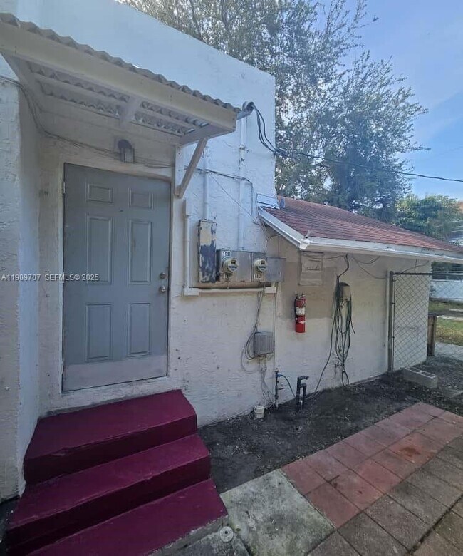 Building Photo - 1008 N 18th Ct