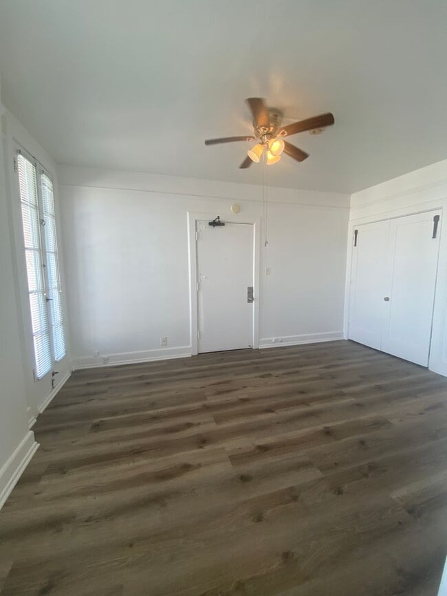 Building Photo - Downtown Long Beach Studio/1BA  *Only $1,000 Deposit!