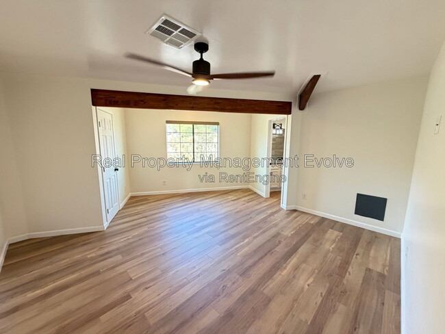Building Photo - 4213 W Cheyenne Dr