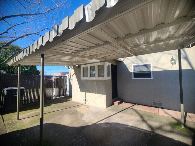 Building Photo - Action Properties R.E.S. Inc offering Central Roseville 2 Bed, 1bath  Carport Parking, Large yard...
