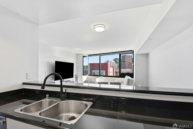 Building Photo - 250 King St