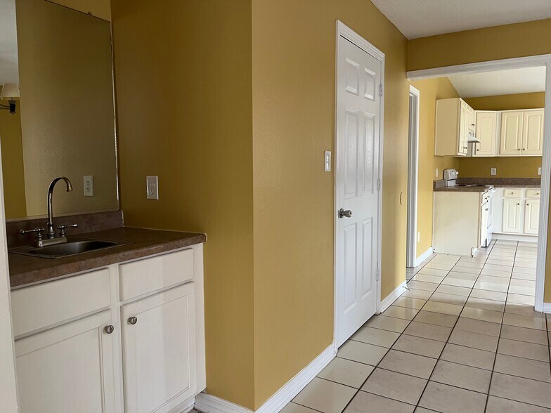 Building Photo - 115 Alicia St