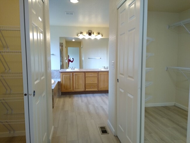 Building Photo - Absolutely Stunning West Arvada/Golden Gem...
