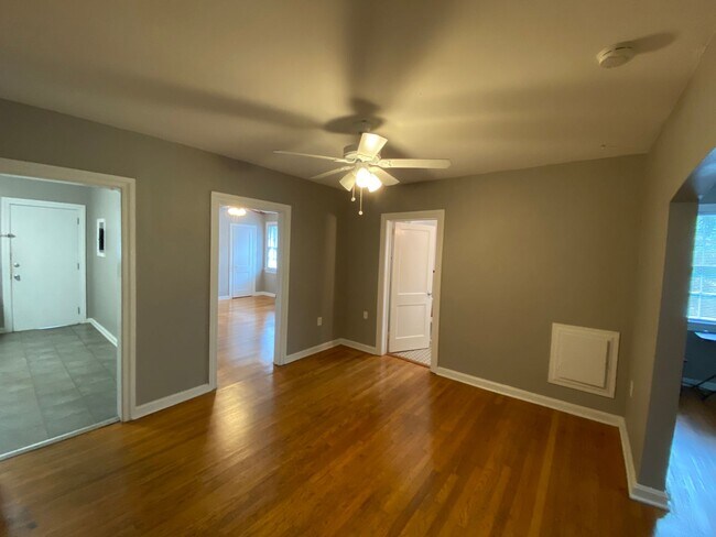 Building Photo - 1306 E Victory Dr