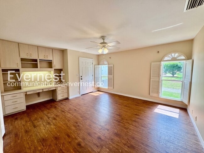 Building Photo - Spacious Living with Pool & Fitness Center Access | Available Now!