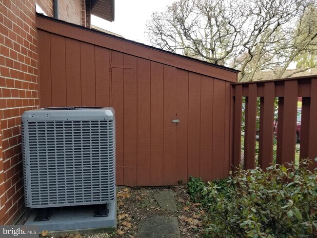 Building Photo - 1005 Worthington Dr