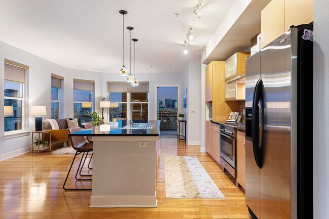 Building Photo - Gorgeous condo with city views