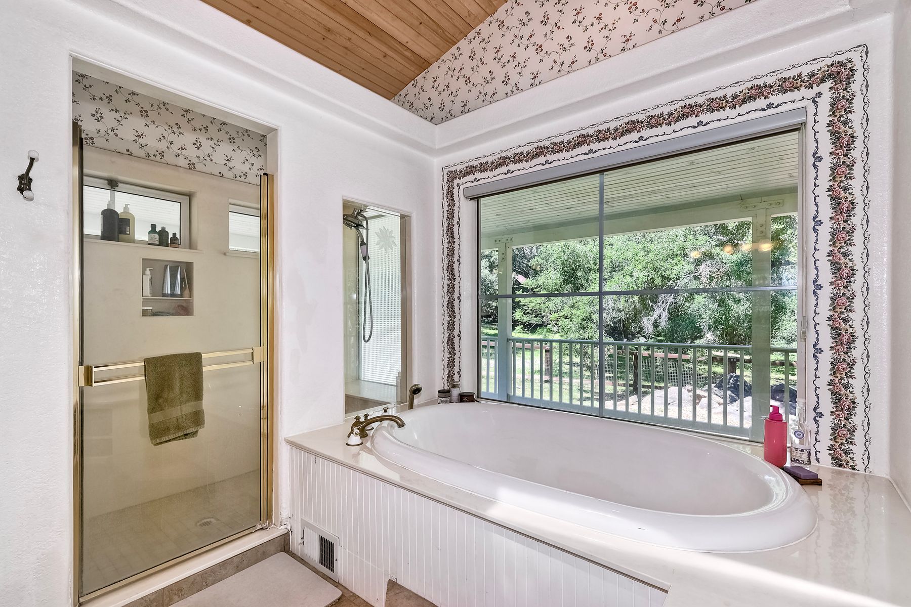 2 shower heads, soaking bath - 22242 Little Klondike Rd