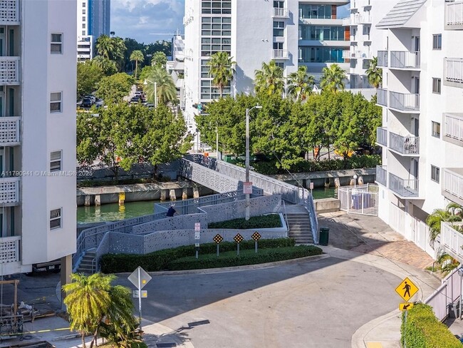 Building Photo - 1441 Lincoln Rd