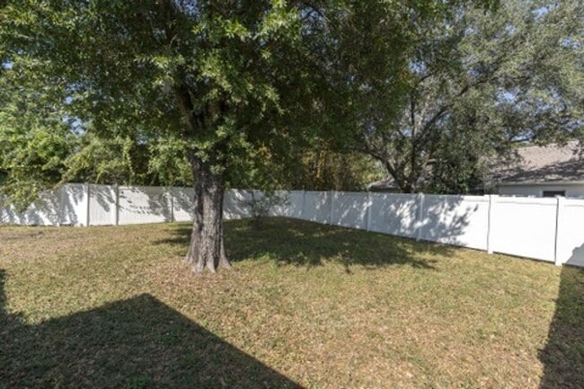 Building Photo - Large Spacious 4 bedroom 2 bath