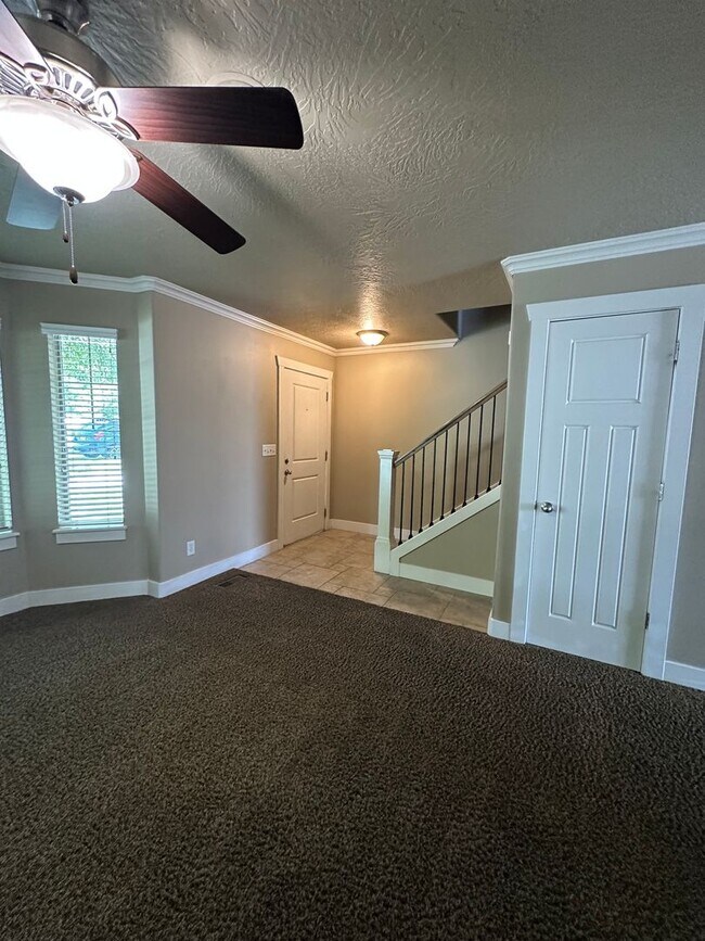 Building Photo - Dog friendly 3 Bedroom 2.5 Bath town home in Provo.