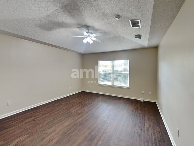 Building Photo - 633 Battlegate Ln