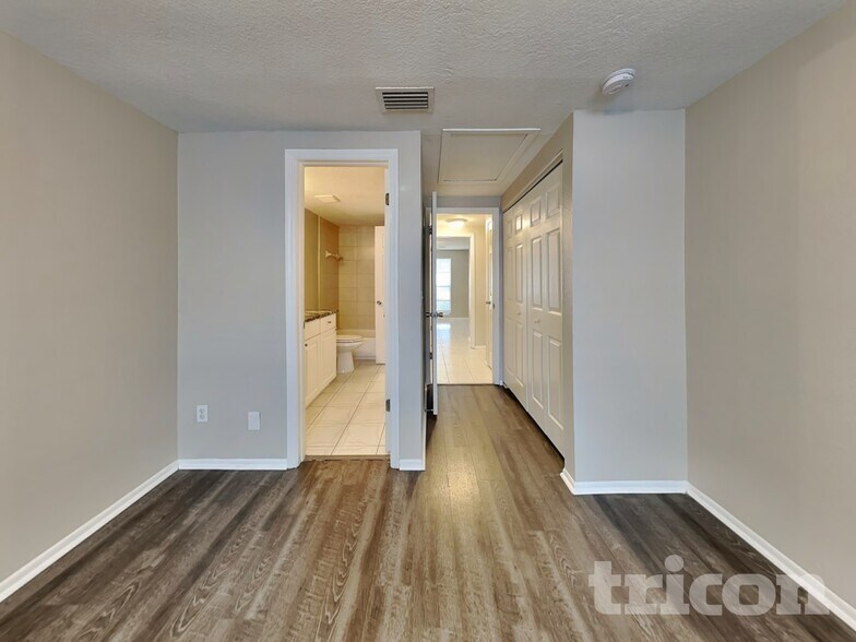 Building Photo - 10217 Carriage Glen Ct