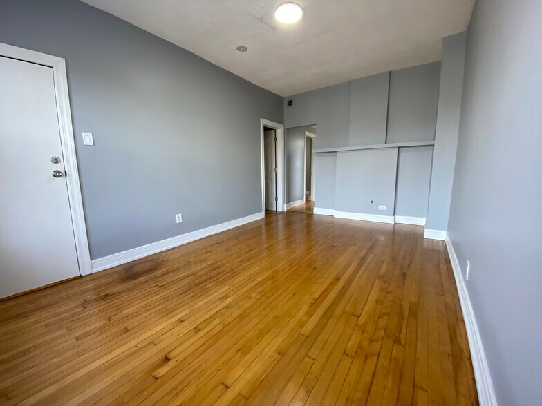 Building Photo - 2323 W Fullerton Ave