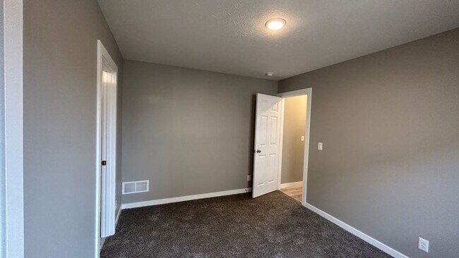Building Photo - 4 Bedroom Townhome