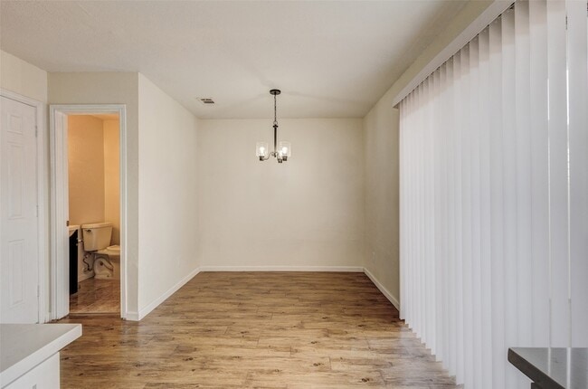 Building Photo - 910 Cedar Terrace