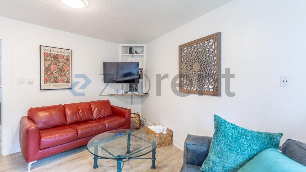 Building Photo - Unit