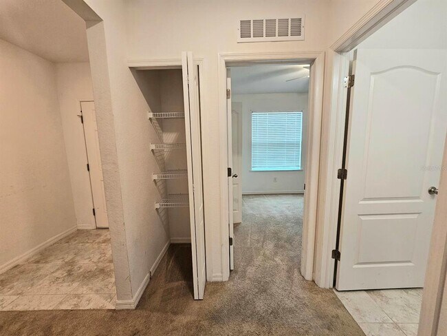 Building Photo - 3050 Beacon Dr
