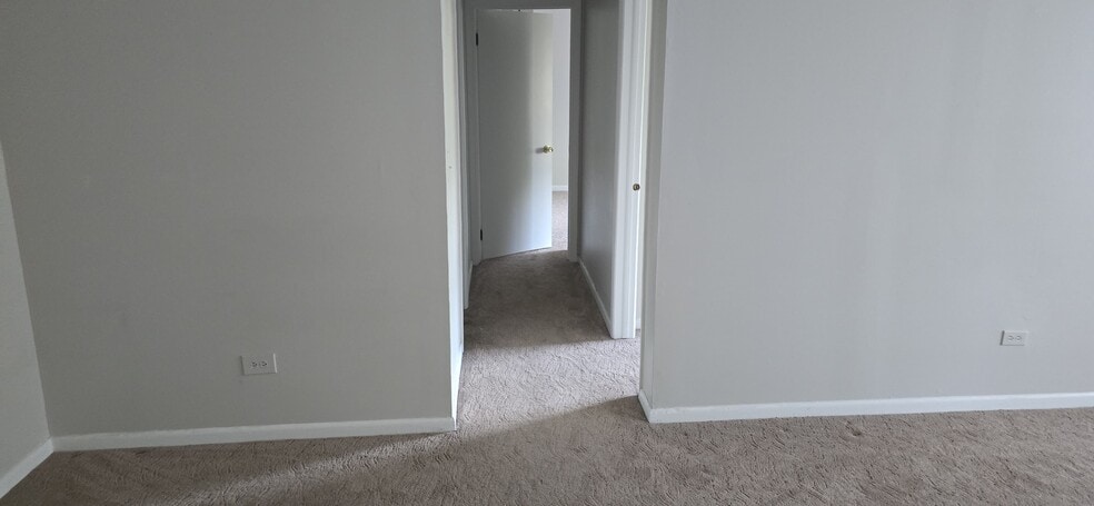 Building Photo - 910 E Old Willow Rd