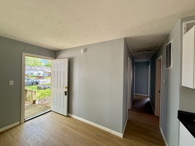 Building Photo - 3 Bed 1 Bath Home - Vouchers Accepted