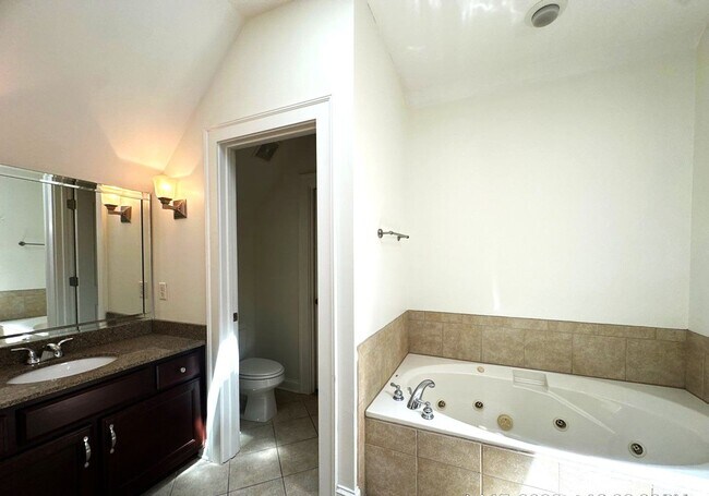 Building Photo - Charming 4 Bedroom Townhouse with 2 Large Suites