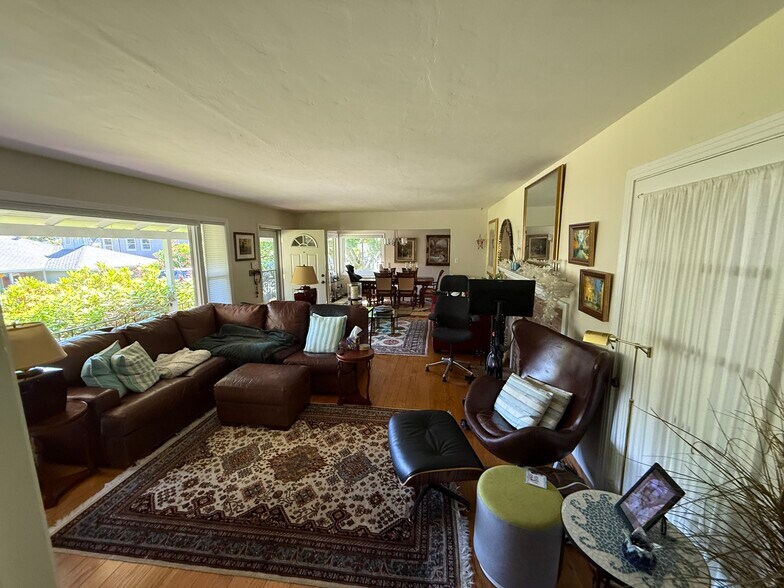Large LV and Dining room - 107 Rafael Dr