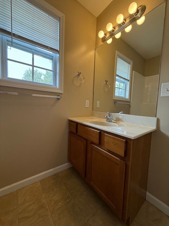 Building Photo - 3 bedroom, 2.5 bath townhome *6-MONTH LEAS...