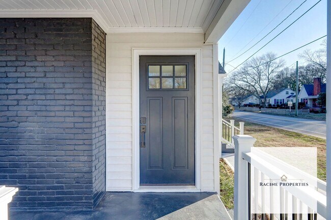 Building Photo - Charming Three Bedroom in Greer, SC