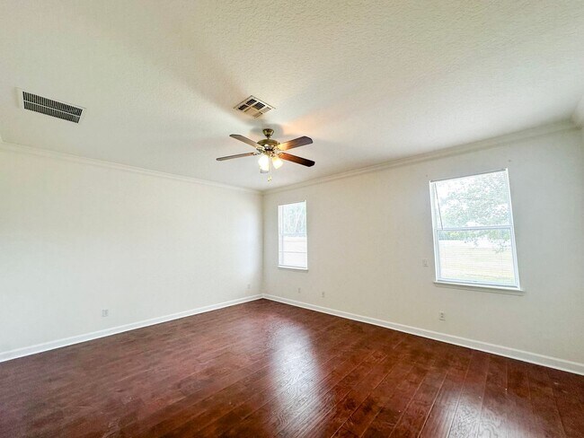 Building Photo - Beautiful 3/2 in Winding Cove with large f...