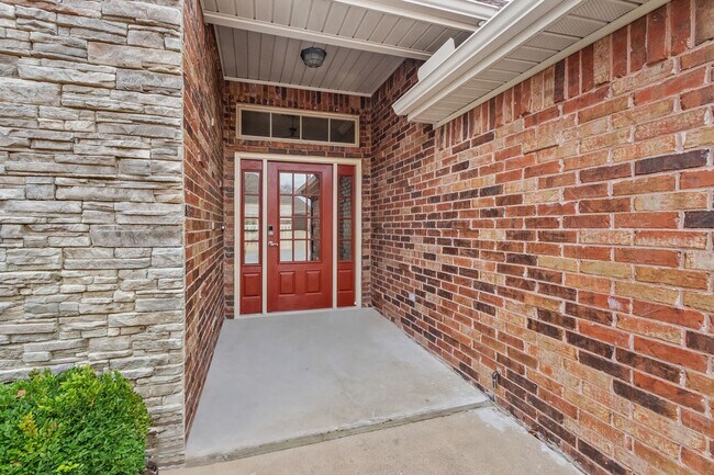 Building Photo - Wonderful home centrally located in Centerton with SOLAR - cut your electric bill down tremendously!