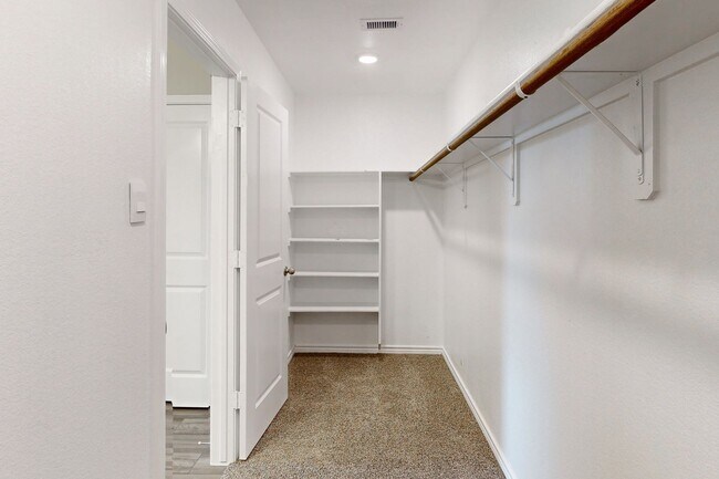 Building Photo - 3 Bedrom 2 bath with a 2 car garage in Sou...