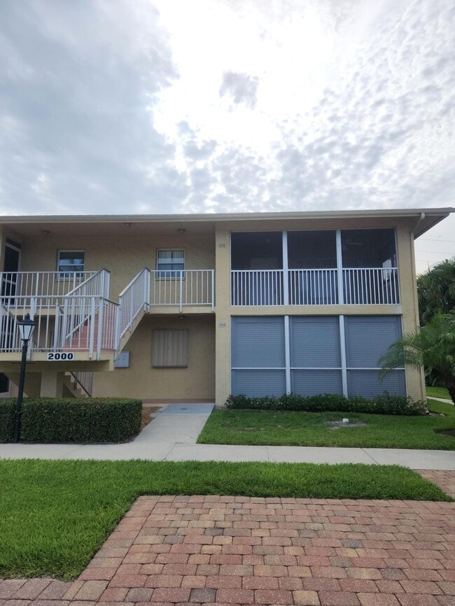 Building Photo - 2000 Alamanda Dr