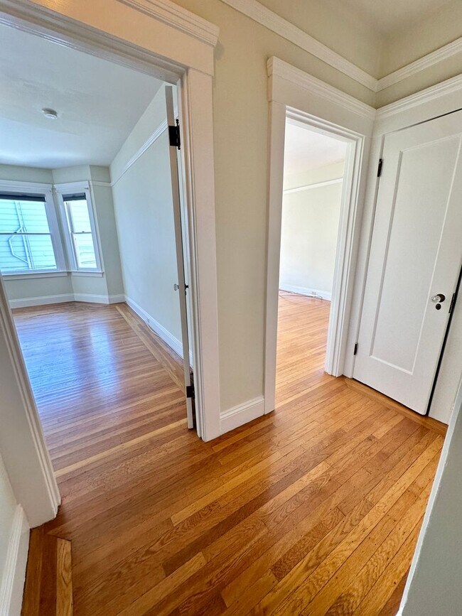 Building Photo - Storage Galore!!  1bd in heart of Noe/Miss...
