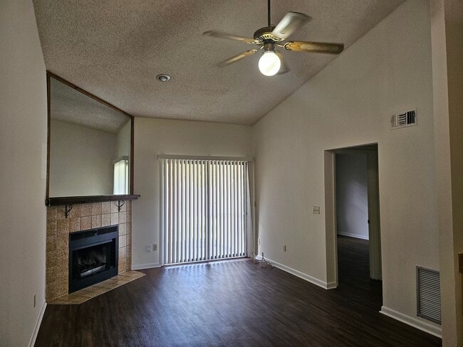 Building Photo - 2/2 - Jefferson Avenue - Newly updated