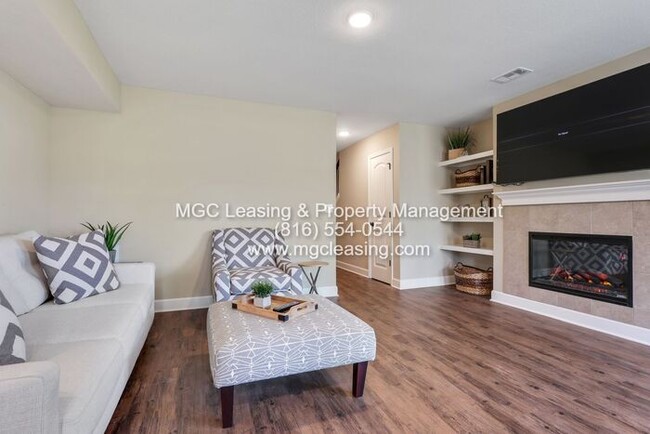 Building Photo - 3 Bedroom, LUXURY TOWNHOME, North of the River in KCMO