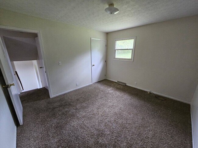Building Photo - 1231 Green Valley Dr