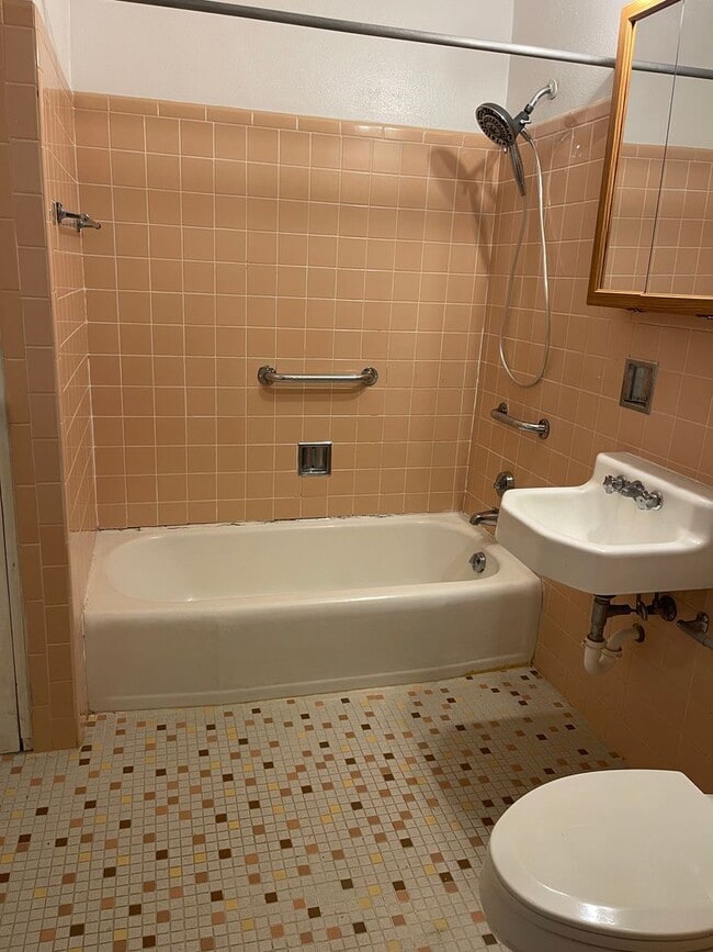 Building Photo - Spacious Duplex located off of South Milledge Avenue! Available soon!