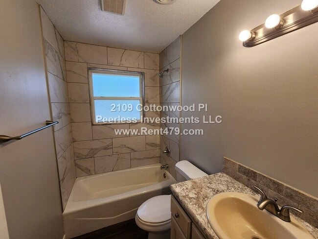 Building Photo - 2109 Cottonwood Pl