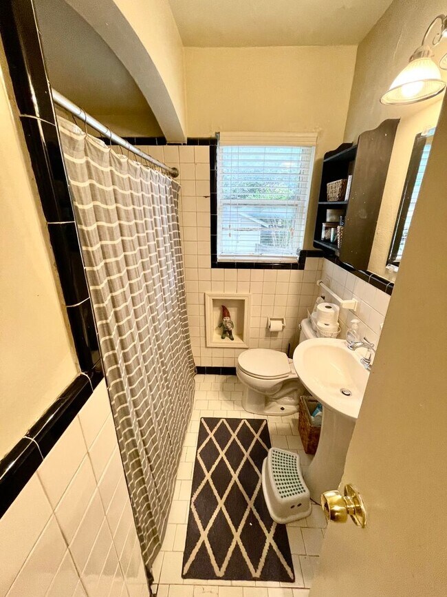 Building Photo - 209-211 Tennant