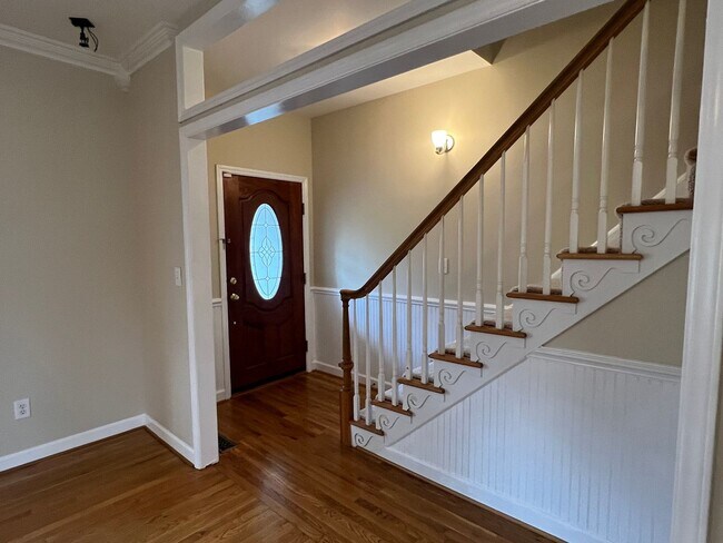 Building Photo - 123 Forest Green Dr