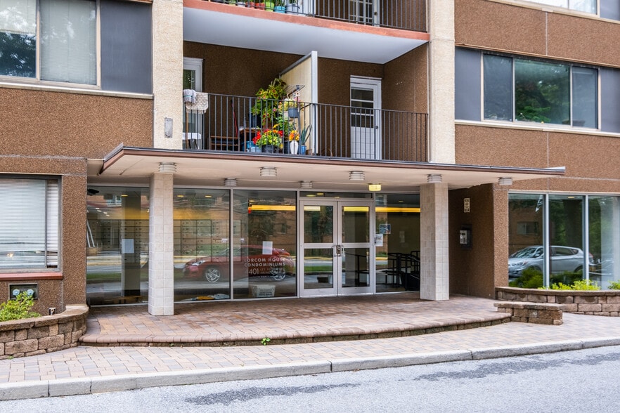 Building entrance - 4401 Lee Hwy