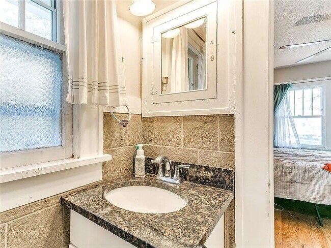 Building Photo - Charming 2-Bedroom Home minutes from everything!