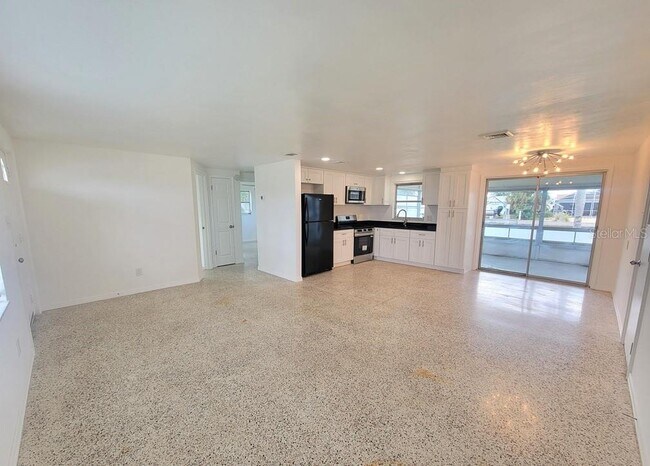 Building Photo - 13637 Maria Dr