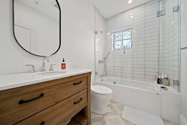 Building Photo - 144 Linden St