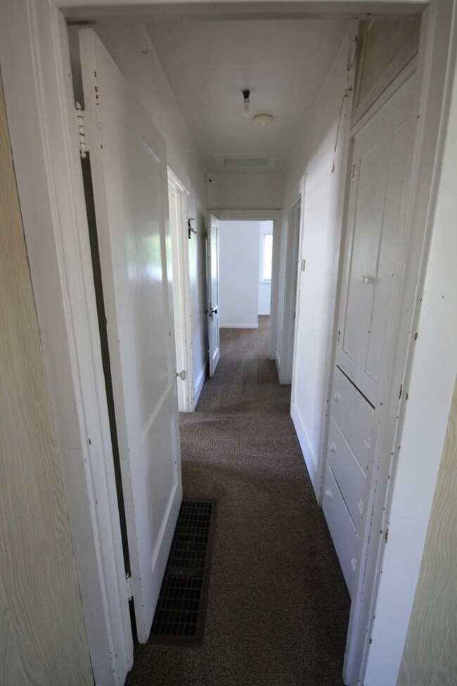 Building Photo - 3 Bed/1 Bath House, super close to BYU cam...